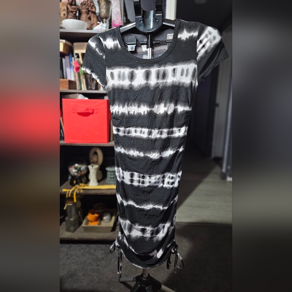 No Boundaries Black & White Tie-Dye SS Dress W Side roughing Sz XS 3-1017